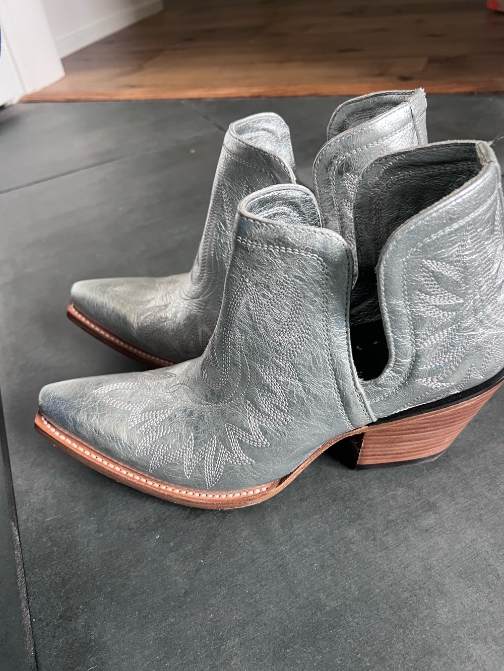 Ariat Dixon X Toe Western Metallic Silver Ankle Boot - Picture 4 of 14